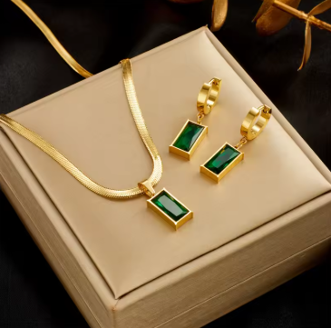 Set de Joyería Dorada Esmeralda – collar + pendientes