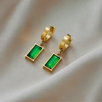 Set de Joyería Dorada Esmeralda – collar + pendientes
