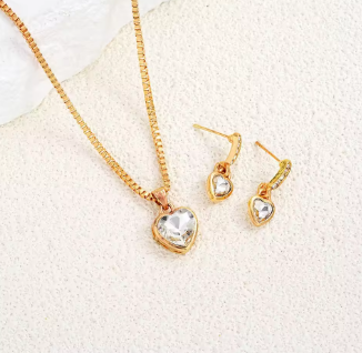 Set de Lujo “Corazón de Cristal” – Collar + Pendientes Dorados