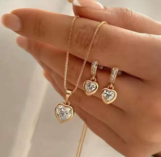 Set de Lujo “Corazón de Cristal” – Collar + Pendientes Dorados